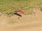  - Photo réf. E147935 - Des parapentes en vol de pente le long des dunes.