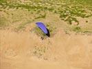  - Photo réf. E147937 - Des parapentes en vol de pente le long des dunes.