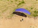  - Photo réf. E147938 - Des parapentes en vol de pente le long des dunes.