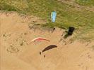  - Photo réf. E147939 - Des parapentes en vol de pente le long des dunes.