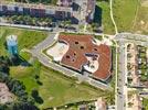 Photos aériennes de "Scolaire" - Photo réf. E151043 - Le groupe scolaire Le Petit Prince et sa toiture vgtalise