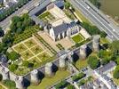 Photos aériennes de "Chateau" - Photo réf. E151381 - Au coeur de la ville d'Angers (Maine-et-Loire), surplombant la Maine : le chteau et ses 17 tours.