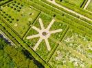 Photos aériennes de "jardins" - Photo réf. E151488 - Les jardins  la Franaise du Chteau de Villandry sont remarquables.