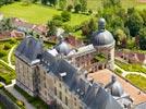 Photos aériennes de "châteaux" - Photo réf. E153041 - Le Chteau de Hautefort et ses jardins  la Franaise