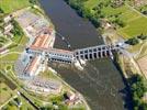 Photos aériennes de "hydroélectrique" - Photo réf. E153096 - Le barrage hydrolectrique des Tuilires,  cheval sur la commune de Saint-Agne et de Saint-Capraise-de-Lalinde, est dot d'un ascenseur  poissons.