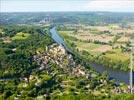 Photos aériennes de "Village" - Photo réf. E153151 - Village pittoresque long par la Dordogne