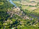 Photos aériennes de "Village" - Photo réf. E153152 - Village pittoresque long par la Dordogne