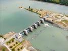 Photos aériennes de "Fleuve" - Photo réf. E153372 - Le barrage de retenue de Loriol ou barrage de retenue du Pouzin fait aussi office de pont pour traverser le Rhne.