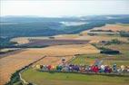 Photos aériennes de "LMAB" - Photo réf. C157856 - Lorraine Mondial Air Ballons 2015 : Vol du Dimanche 26 Juillet le matin lors du Record Mondial de Dcollage en Ligne. (The Great Line, In-line Mass Ascent)