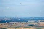 Photos aériennes de "lorraine" - Photo réf. C157875 - Lorraine Mondial Air Ballons 2015 : Vol du Dimanche 26 Juillet le matin lors du Record Mondial de Dcollage en Ligne. (The Great Line, In-line Mass Ascent)
