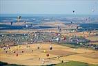 Photos aériennes de "2015" - Photo réf. C157878 - Lorraine Mondial Air Ballons 2015 : Vol du Dimanche 26 Juillet le matin lors du Record Mondial de Dcollage en Ligne. (The Great Line, In-line Mass Ascent)