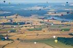 Photos aériennes - Mondial Air Ballons 2015 - Photo réf. C157880 - Lorraine Mondial Air Ballons 2015 : Vol du Dimanche 26 Juillet le matin lors du Record Mondial de Dcollage en Ligne. (The Great Line, In-line Mass Ascent)