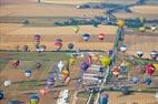 Photos aériennes de "montgolfière" - Photo réf. C157881 - Lorraine Mondial Air Ballons 2015 : Vol du Dimanche 26 Juillet le matin lors du Record Mondial de Dcollage en Ligne. (The Great Line, In-line Mass Ascent)