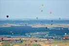 Photos aériennes de "Air" - Photo réf. C157883 - Lorraine Mondial Air Ballons 2015 : Vol du Dimanche 26 Juillet le matin lors du Record Mondial de Dcollage en Ligne. (The Great Line, In-line Mass Ascent)