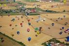 Photos aériennes de "montgolfière" - Photo réf. C157885 - Lorraine Mondial Air Ballons 2015 : Vol du Dimanche 26 Juillet le matin lors du Record Mondial de Dcollage en Ligne. (The Great Line, In-line Mass Ascent)