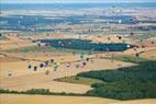 Photos aériennes de "montgolfière" - Photo réf. C157892 - Lorraine Mondial Air Ballons 2015 : Vol du Dimanche 26 Juillet le matin lors du Record Mondial de Dcollage en Ligne. (The Great Line, In-line Mass Ascent)