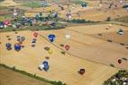 Photos aériennes de "montgolfière" - Photo réf. C157898 - Lorraine Mondial Air Ballons 2015 : Vol du Dimanche 26 Juillet le matin lors du Record Mondial de Dcollage en Ligne. (The Great Line, In-line Mass Ascent)