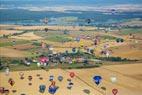 Photos aériennes de "montgolfière" - Photo réf. C157899 - Lorraine Mondial Air Ballons 2015 : Vol du Dimanche 26 Juillet le matin lors du Record Mondial de Dcollage en Ligne. (The Great Line, In-line Mass Ascent)