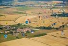 Photos aériennes de "montgolfière" - Photo réf. C157913 - Lorraine Mondial Air Ballons 2015 : Vol du Dimanche 26 Juillet le matin lors du Record Mondial de Dcollage en Ligne. (The Great Line, In-line Mass Ascent)