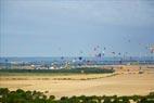 Photos aériennes de "montgolfière" - Photo réf. C157959 - Lorraine Mondial Air Ballons 2015 : Vol du Dimanche 26 Juillet le matin lors du Record Mondial de Dcollage en Ligne. (The Great Line, In-line Mass Ascent)