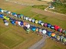Photos aériennes de "2015" - Photo réf. E157753 - Lorraine Mondial Air Ballons 2015 : Vol du Dimanche 26 Juillet le matin lors du Record Mondial de Dcollage en Ligne. (The Great Line, In-line Mass Ascent)