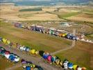 Photos aériennes de "montgolfière" - Photo réf. E157759 - Lorraine Mondial Air Ballons 2015 : Vol du Dimanche 26 Juillet le matin lors du Record Mondial de Dcollage en Ligne. (The Great Line, In-line Mass Ascent)