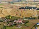 Photos aériennes de "montgolfière" - Photo réf. E157807 - Lorraine Mondial Air Ballons 2015 : Vol du Dimanche 26 Juillet le matin lors du Record Mondial de Dcollage en Ligne. (The Great Line, In-line Mass Ascent)