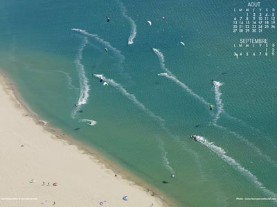 Des kitesurfers à Leucate (Aude)