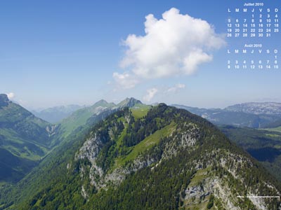 Vue aérienne des Alpes au début de l'été