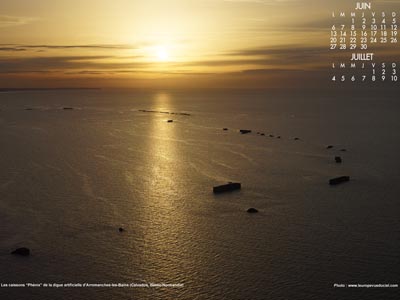 Vue aérienne de la digue artificielle d'Arromanches-les-Bains (Calvados)