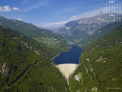 Vue aérienne de la vallée et du barrage de Verzasca (Suisse)