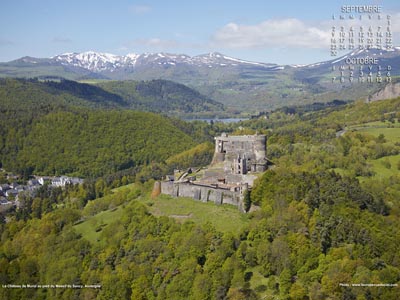 Le château de Murol au pied du Massif du Sancy (Auvergne)
