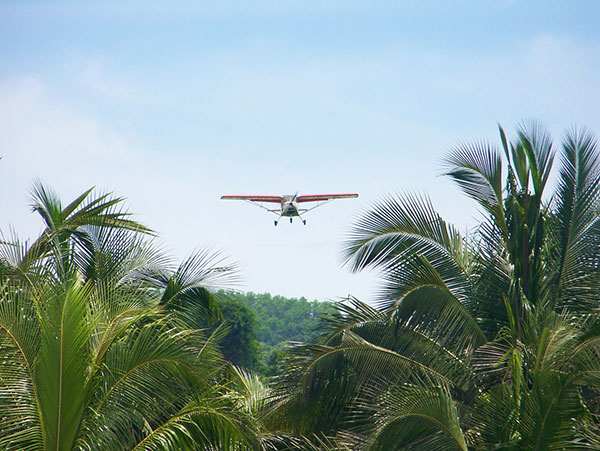 Retour de mission à Mayotte en finale sur la petite piste de Dapani