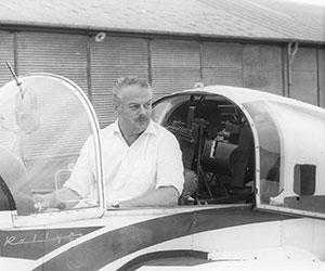 Louis Schmidt aux commandes de son Rallye sur l'aéroport de Frescaty