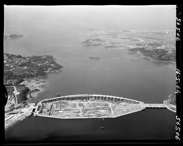 Vue aérienne du chantier de l'usine marémotrice de la Rance, Mai 1964 - Photo : Bernard HERTIER