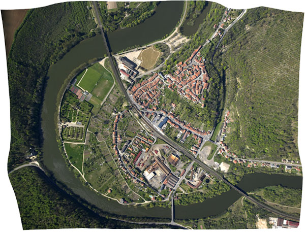 Photo aérienne verticale redressée (orthophoto)