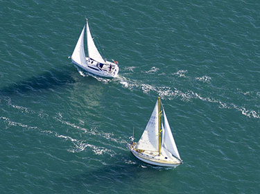 Photo aérienne de voiliers au large de Cherbourg