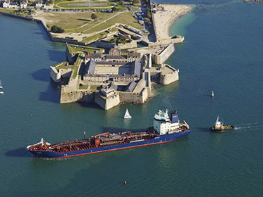 Photo aérienne d'un tanker à l'entrée du port de Lorient