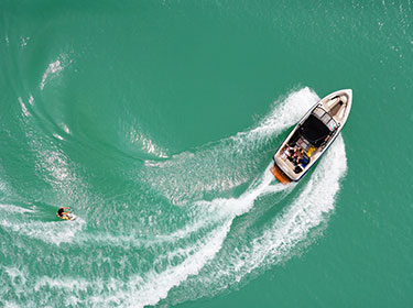 Photo aérienne d'un bateau de ski nautique sur un lac en Gironde