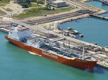 Photo aérienne du tanker LPG GasChem Nordsee dans le port pétrolier de Lavéra