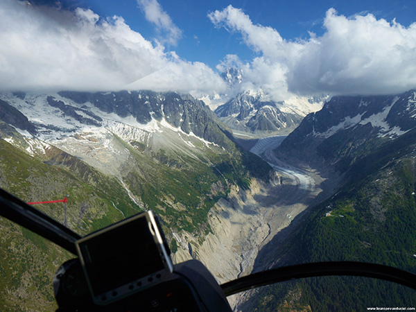 Vallée de Chamonix - vol à près de 2.500 mètres d'altitude en direction de la mer de glace