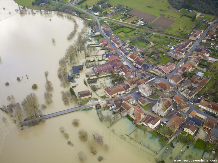 Photo aérienne de crues de rivières dans la Meuse