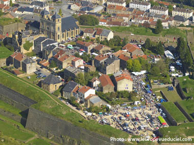 Photographie aerienne de la fête de la pomme à Montmédy