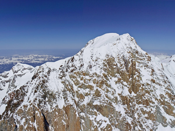Vue aérienne du sommet du Mont-Blanc côté italien