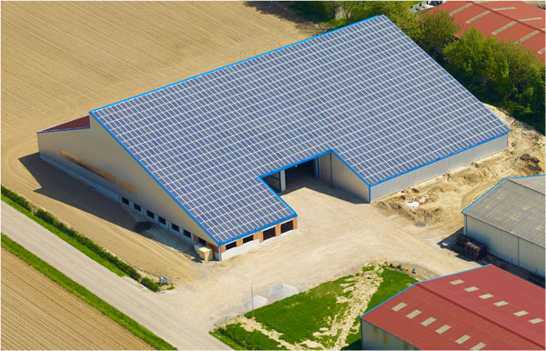 Photo aérienne de panneaux solaires posés sur un hangar