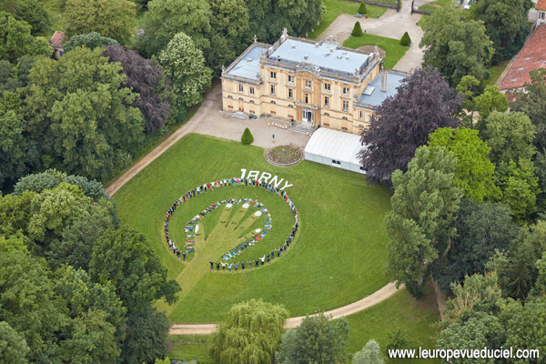 Logo humain dans la cour du château de Moncel à Jarny (Meurthe-et-Moselle)