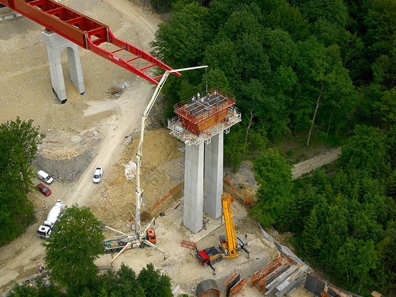 Photo aérienne d'un pont ferroviaire en construction (Franche Comté)