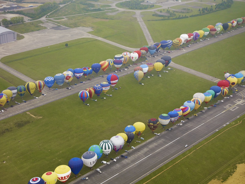 Photo du record mondial 2011 de décollage en ligne de 343 montgolfières au Lorraine Mondial Air Ballons