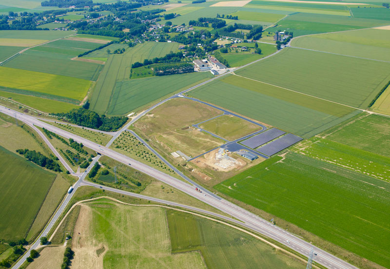 Simulation 3D vue aérienne centrale solaire photovoltaïque Simulation 3D vue aérienne centrale solaire photovoltaïque