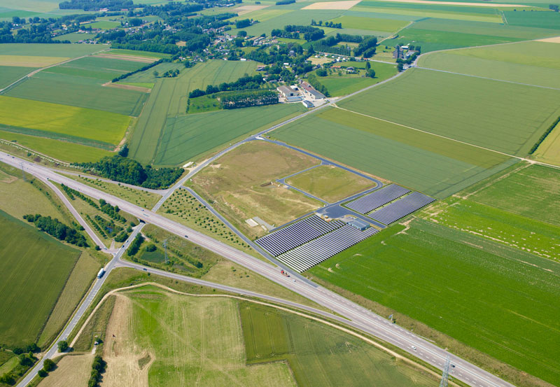 Simulation 3D vue aérienne centrale solaire photovoltaïque Simulation 3D vue aérienne centrale solaire photovoltaïque